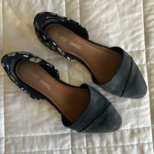 Black flats with cheetah print heel.